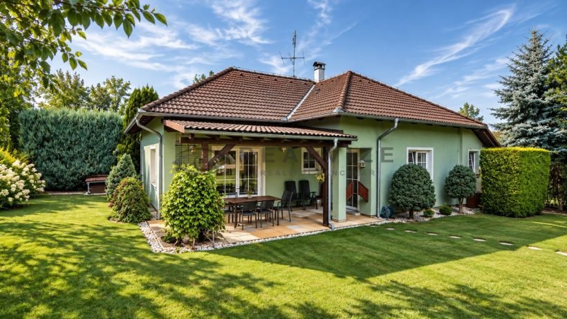 Slunny-zahradni-bungalov-s-pergolou